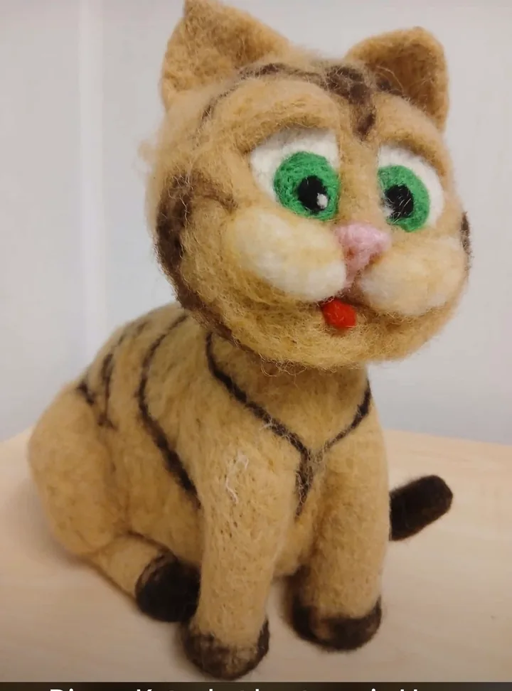 Eine getigerte Katze mit großen grünen Augen.