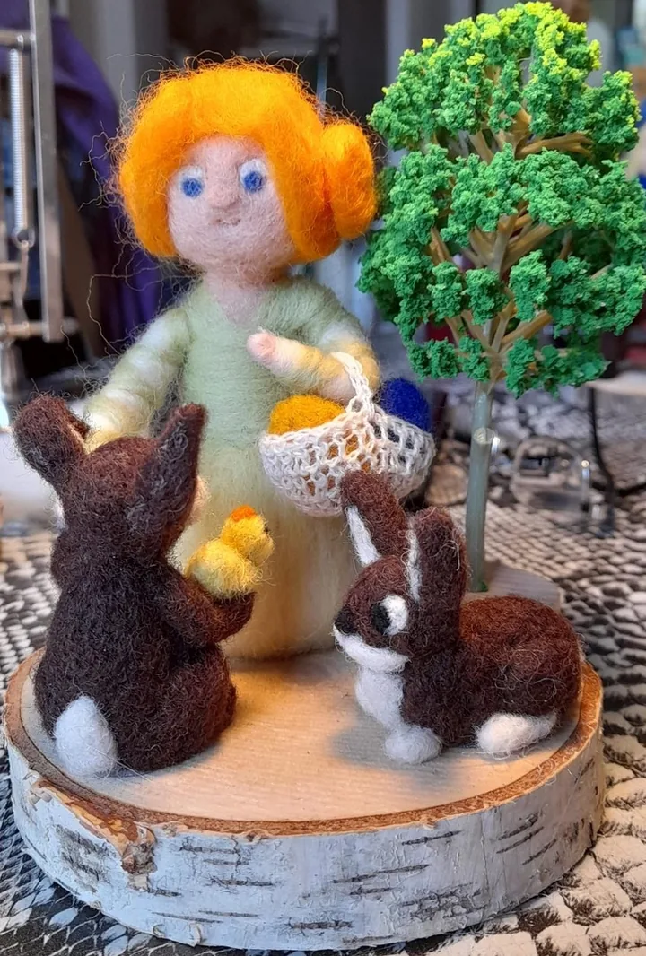 Frühlingsfigur mit Hasen auf einer Birkenholzscheibe