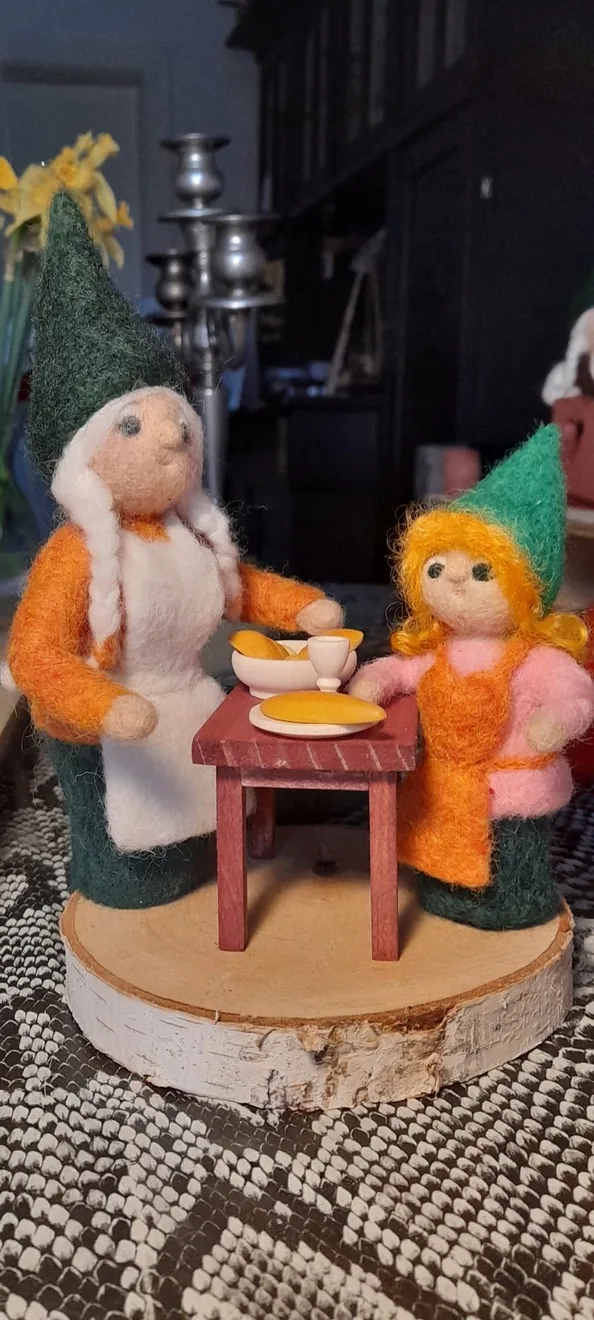 Eine weitere Ansicht der kleinen Tischszene.