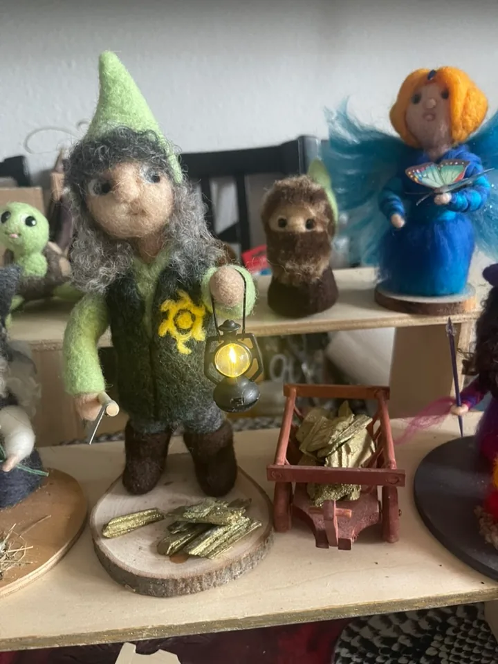Die Laternenfigur mit eingeschaltetem Licht.